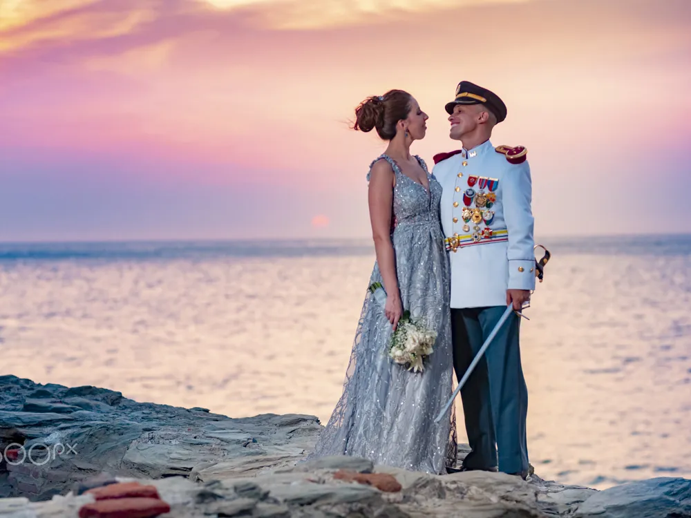 Pareja de novios al atardecer frente al mar en Santa Marta, fotografiada por MEMORIES